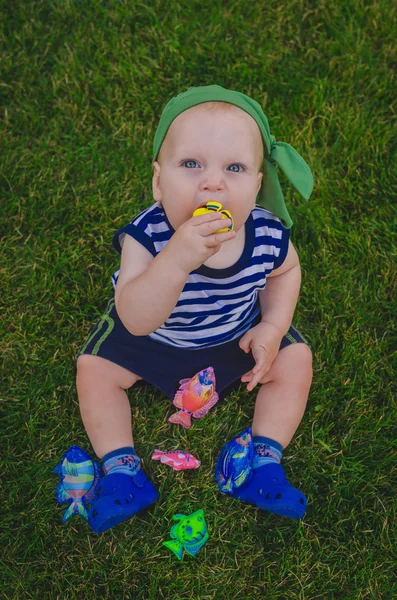 Little boy toddler playing fishermen sitting on a fresh green la — Stock fotografie