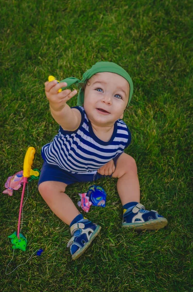 Bambino bambino che gioca i pescatori seduti su una fresca la verde — Foto Stock