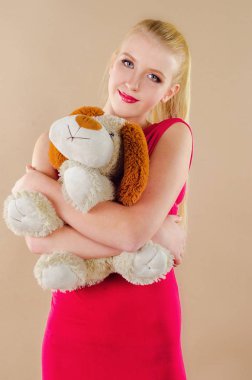 Kırmızı elbiseli güzel genç sarışın kız 