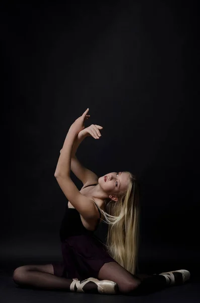 Hermosa bailarina rubia elegante en punta de satén brillante . — Foto de Stock