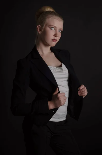 Schöne blonde Frau in einem schweren Business-Anzug — Stockfoto