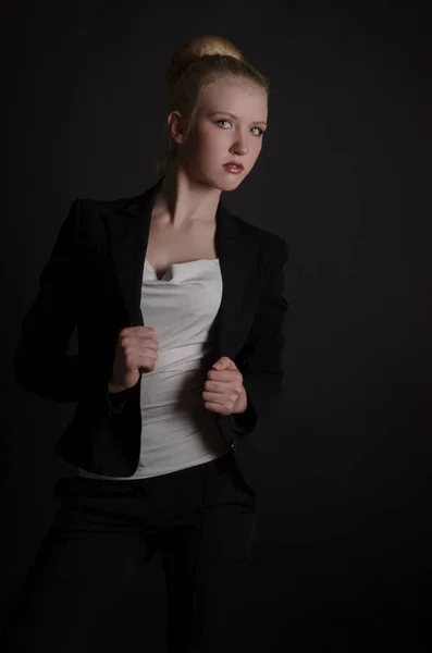 Vacker blond kvinna i svår kostym — Stockfoto