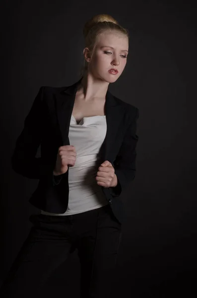 Красивая блондинка в строгом деловом костюме — стоковое фото