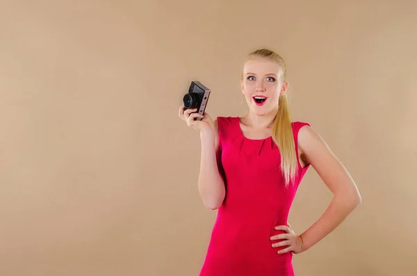 Härlig flicka i en ljus klänning tar bilder gamla kamera — Stockfoto