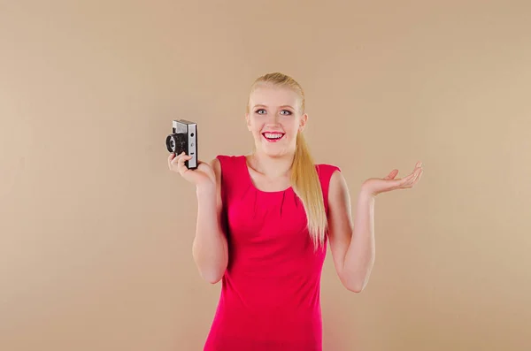 Милая девушка в ярком платье фотографирует старую камеру — стоковое фото
