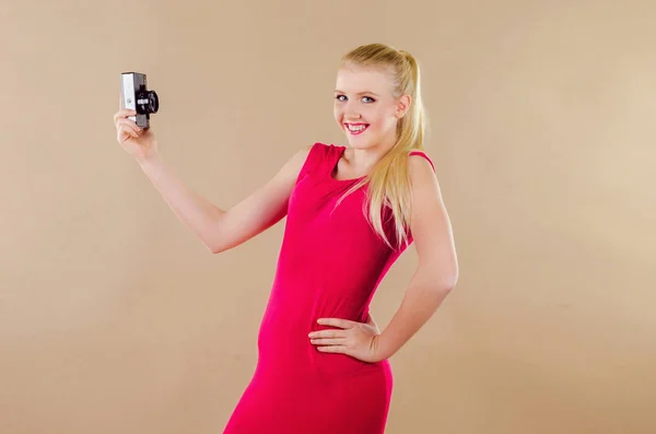 Mooi blonde meisje in een lichte jurk zelf gefotografeerd — Stockfoto