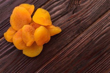 Turuncu Kuru Kayısı dokusal bir koyu ahşap tablo