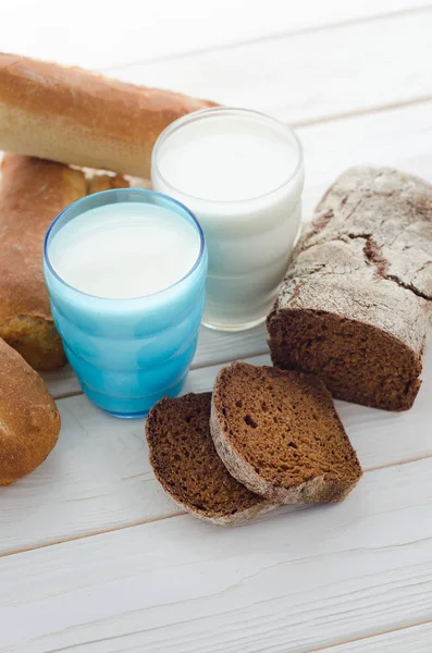 Dvě sklenice mléka s chlebem — Stock fotografie
