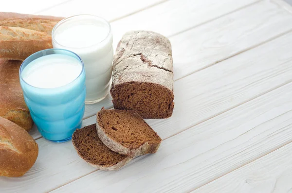 Dvě sklenice mléka s chlebem — Stock fotografie