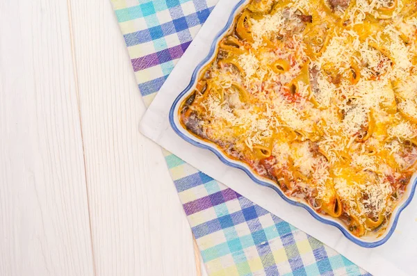 Conchas de pasta rellenas de carne en salsa de tomate . —  Fotos de Stock