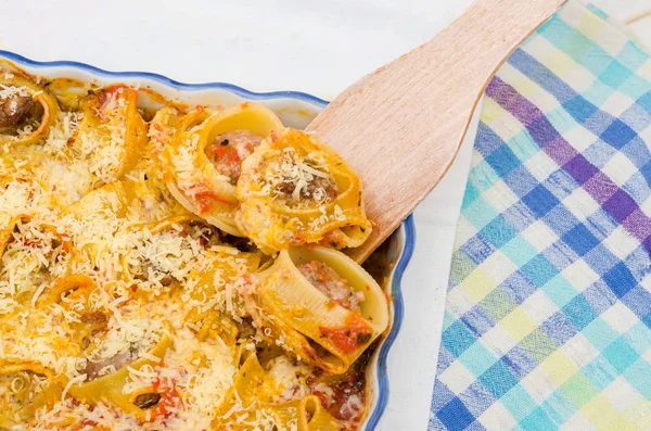 Conchas de massas recheadas com carne em molho de tomate . — Fotografia de Stock