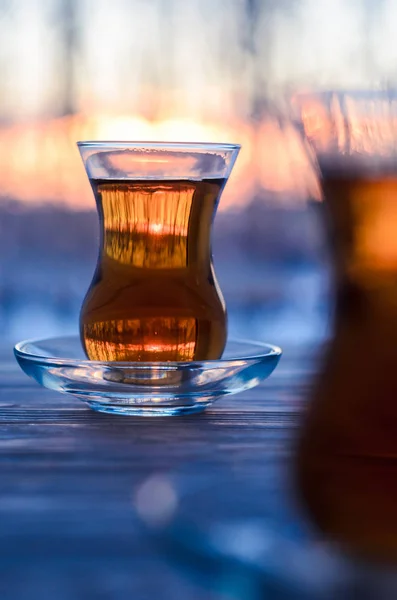 Турецкий чай с настоящей стеклянной чашкой — стоковое фото