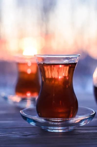 Турецкий чай с настоящей стеклянной чашкой — стоковое фото