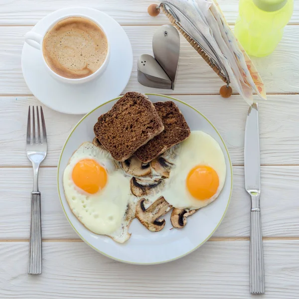Petit déjeuner sain, œufs frits aux champignons et deux tranches de r — Photo