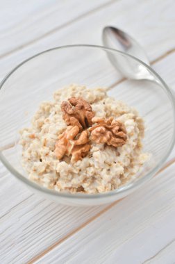 Sağlıklı yemek. Ceviz ile yulaf ezmesi