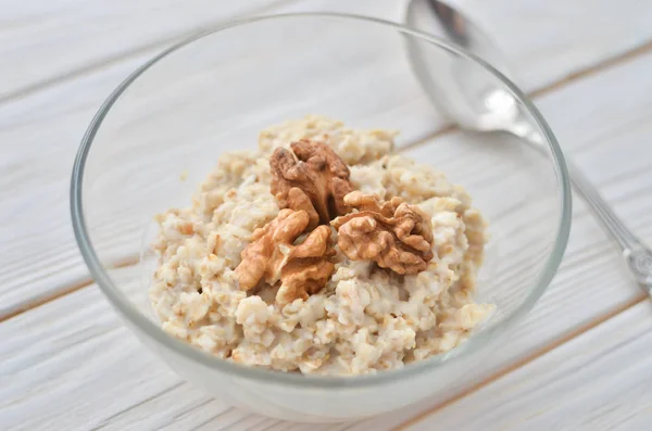 Healthy eating right.  Oatmeal with walnuts — Stock Photo, Image