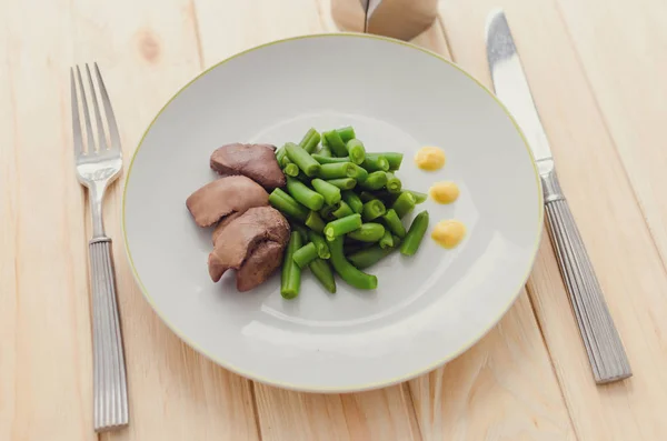 緑豆とゆで鶏レバー — ストック写真