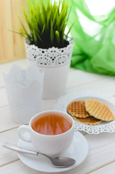 Tazza di tè su un tavolo splendidamente decorato — Foto Stock