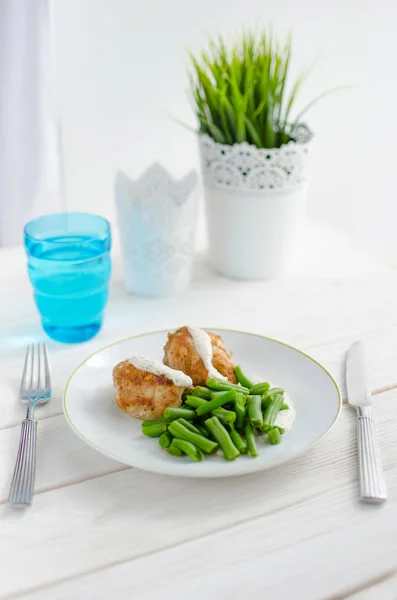 Зеленая фасоль с жареной куриной грудкой и сливочным соусом — стоковое фото