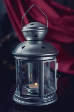 Eski ahşap masa güzel şamdan.