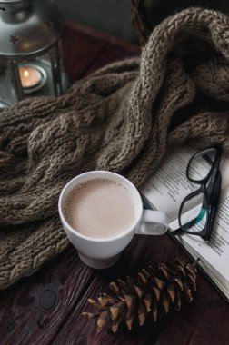 Beyaz fincan kakao ile eğlenceli bir b eski ahşap masa