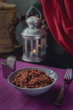 güzel bir mor masa üzerinde kahverengi pirinç levha