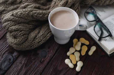 Beyaz fincan kakao ile eğlenceli bir b eski ahşap masa