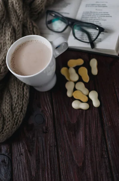 Beyaz fincan kakao ile eğlenceli bir b eski ahşap masa