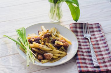 Tabak patates kızartması, pastırma ve yabani sarımsak ile