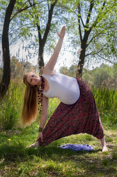 Ciężarna kobieta praktykująca jogę — Zdjęcie stockowe