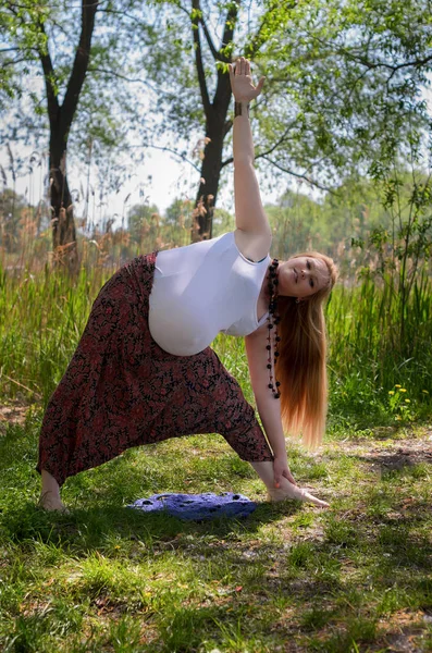 Ciężarna kobieta praktykująca jogę — Zdjęcie stockowe