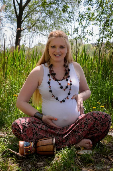 Έγκυος γυναίκα πρακτική γιόγκα — Φωτογραφία Αρχείου
