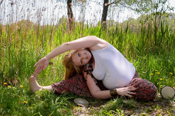 Pregnant woman practicing yoga — Stock Photo, Image