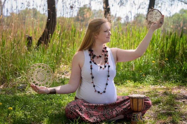 Mulher grávida praticando ioga — Fotografia de Stock