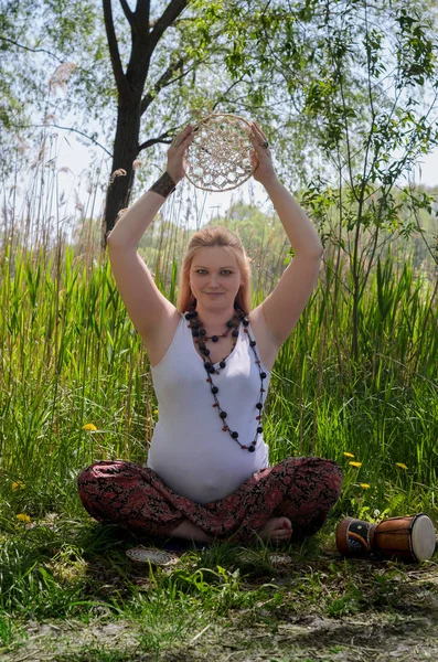 Femme enceinte pratiquant le yoga — Photo