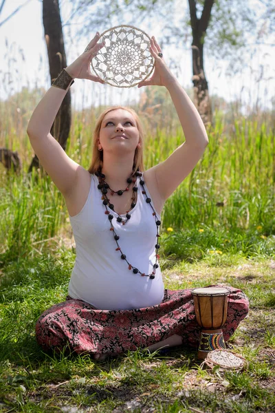 Mujer embarazada practicando yoga — Foto de Stock