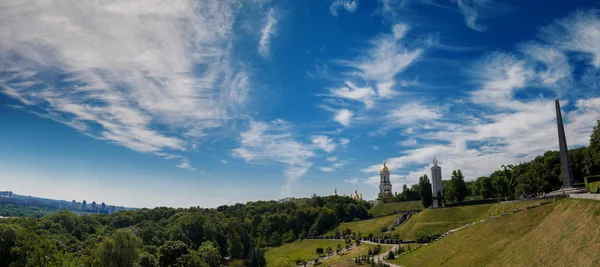 Kiew, Kiew. Blick auf die orthodoxe Kiev-Petschersk-Lavra aus dem — Stockfoto