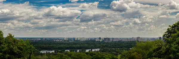 Ucrania, Kiev, vista desde la orilla derecha del Dniéper en la le — Foto de Stock