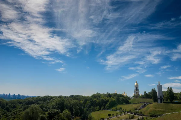 Ucrania, Kiev. Vista de la ortodoxa Kiev-Pechersk Lavra desde el — Foto de Stock