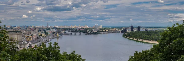 Ucrania, Kiev, vista desde la plataforma de observación al viejo par — Foto de Stock