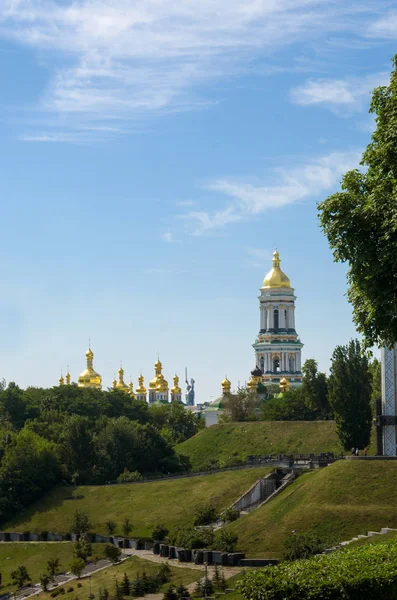 Ukraine, Kiev. View of the Orthodox Kiev-Pechersk Lavra from the — Stock Photo, Image