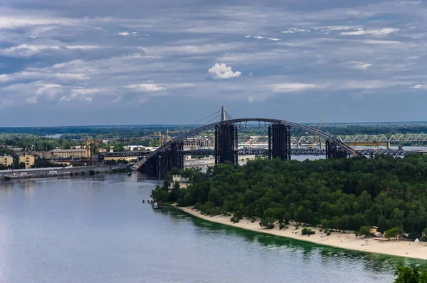 Ucrania, Kiev, vista desde la orilla derecha del Dniéper en la le — Foto de Stock