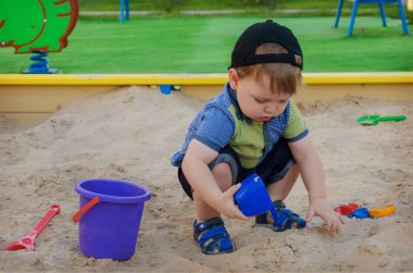 Sanal oyun oynayan sevimli sevimli çocuk