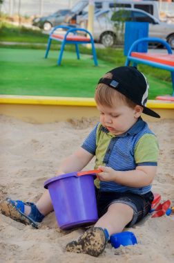 Sanal oyun oynayan sevimli sevimli çocuk