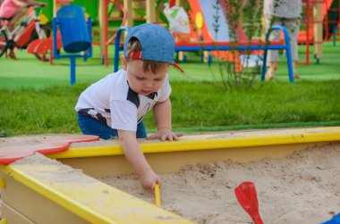 Sanal oyun oynayan sevimli sevimli çocuk