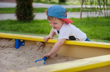 Sanal oyun oynayan sevimli sevimli çocuk