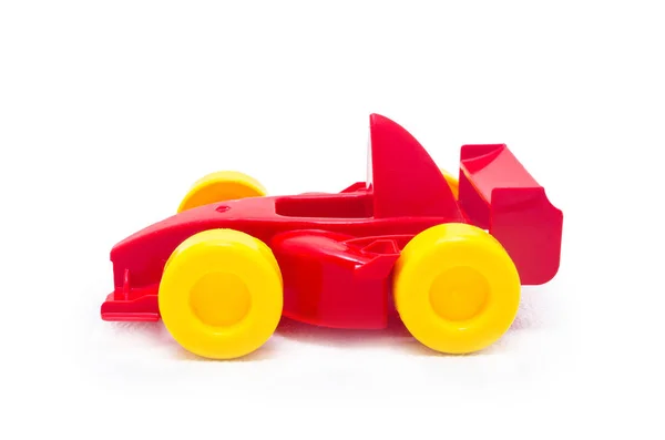 Brinquedo de carro de brinquedo de corrida vermelho plástico com rodas amarelas — Fotografia de Stock