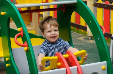 Neşeli çocuk Kareli gömlekli oyuncak helikopter çalış