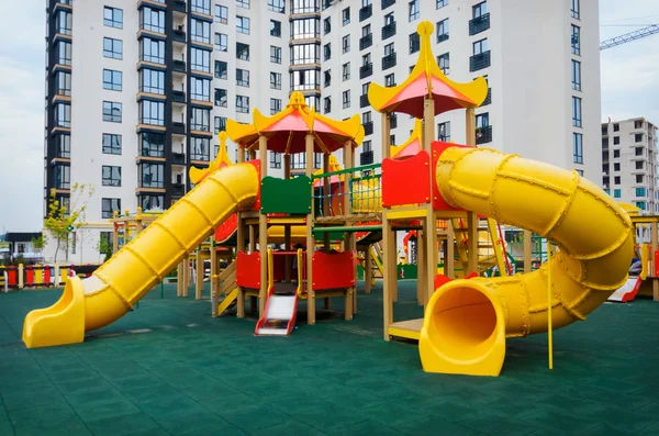 Nuevo gran parque infantil moderno con toboganes — Foto de Stock