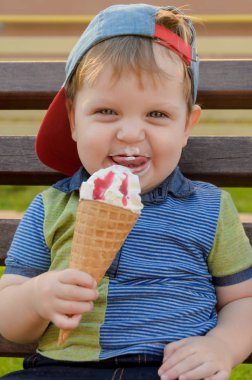 Sevimli sevimli küçük çocuk Gofret bardağı dondurma yemek